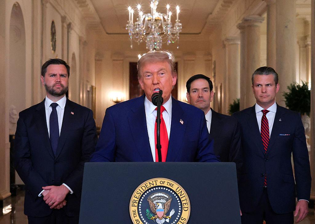 USA:s president Donald Trump talar till nationen efter tillkännagivandet att USA bombat kärnenergianläggningar i Iran. Bakom honom ses vicepresident JD Vance (V), utrikesminister Marco Rubio (2:a höger) och försvarsminister Pete Hegseth (H). Foto: CARLOS BARRIA/POOL/AFP via Getty Images