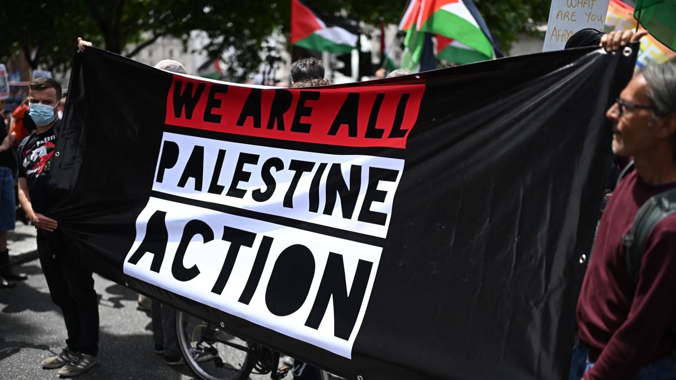 Demonstranter från gruppen Palestine Action protesterar i London den 23 juni efter att inrikesminister Yvette Cooper enligt uppgift förbereder att förbjuda aktivistnätverket. Foto: Leon Neal/Getty Images