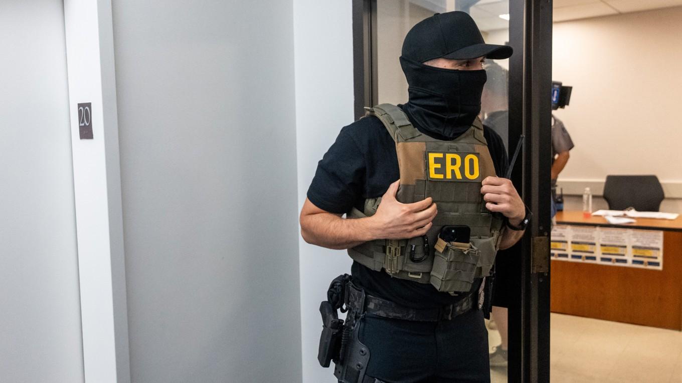 En federal agent bevakar migrationsdomstolen i Jacob K. Javitz Federal Building den 20 juni i New York. Foto: Spencer Platt/Getty Images