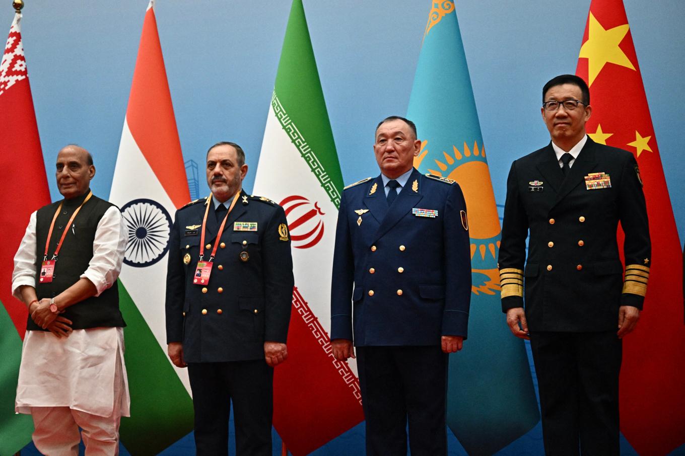 Indiens försvarsminister Rajnath Singh, Irans försvarsminister Aziz Nasirzadeh, Kazakstans försvarsminister Dauren Kossanov och Kinas försvarsminister Dong Jun under ett möte med Shanghai Cooperation Organization (SCO) i Qingdao, Kina, den 26 juni. Foto: Pedro Pardo/AFP via Getty Images.