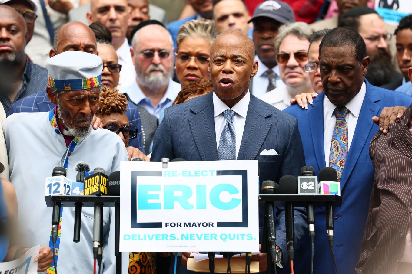Eric Adams, New Yorks nuvarande borgmästare, meddelar att han ställer upp för omval, i New York City den 26 juni. Foto: Michael M. Santiago/Getty Images