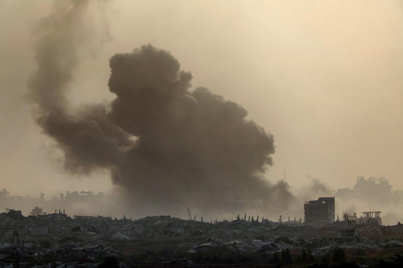 Rök stiger upp i skyn efter en israelisk attack vid Israels gräns mot Gaza den 1 juli. Foto: Jack Guez/AFP via Getty Images