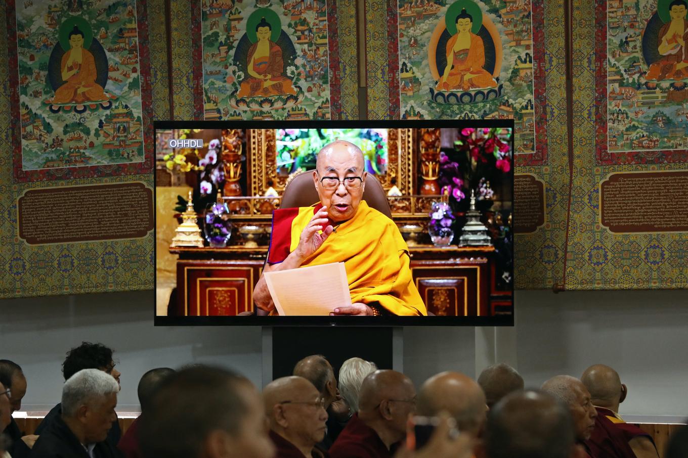 Dalai Lama talar i en videosändning den 2 juli i Dharamsala. Foto: Sanjay  Baid/AFP via Getty Images