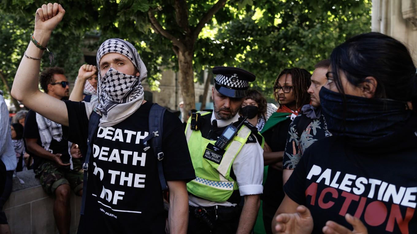 Demonstranter tillhörande organisationen Palestine Action utanför High Court i London den 4 juli. Foto: Dan Kitwood/Getty Images