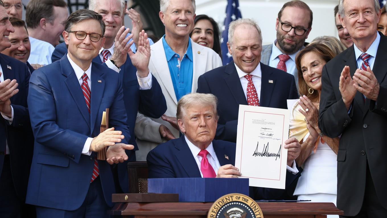 USA:s president Donald Trump skriver under det omfattande lagpaketet ”One Big Beautiful Bill” den 4 juli. Foto: Samuel Corum/Getty Images