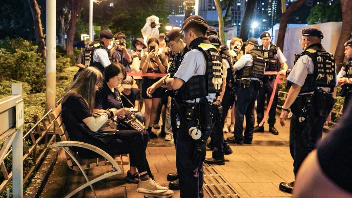 Polis kontrollerar Hongkongbor i Causeway Bay, där man tidigare hållit ljusvakor den 4 juni. Foto: Wenxin Cai