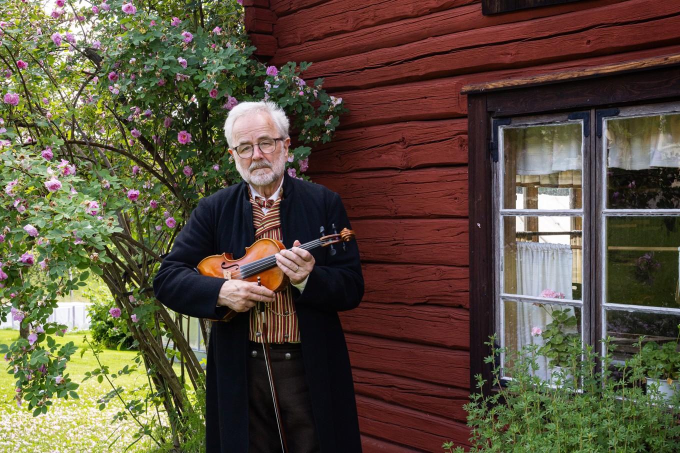 Riksspelmannen Kent Leonardsson i Norrbärkedräkt. Foto: Privat