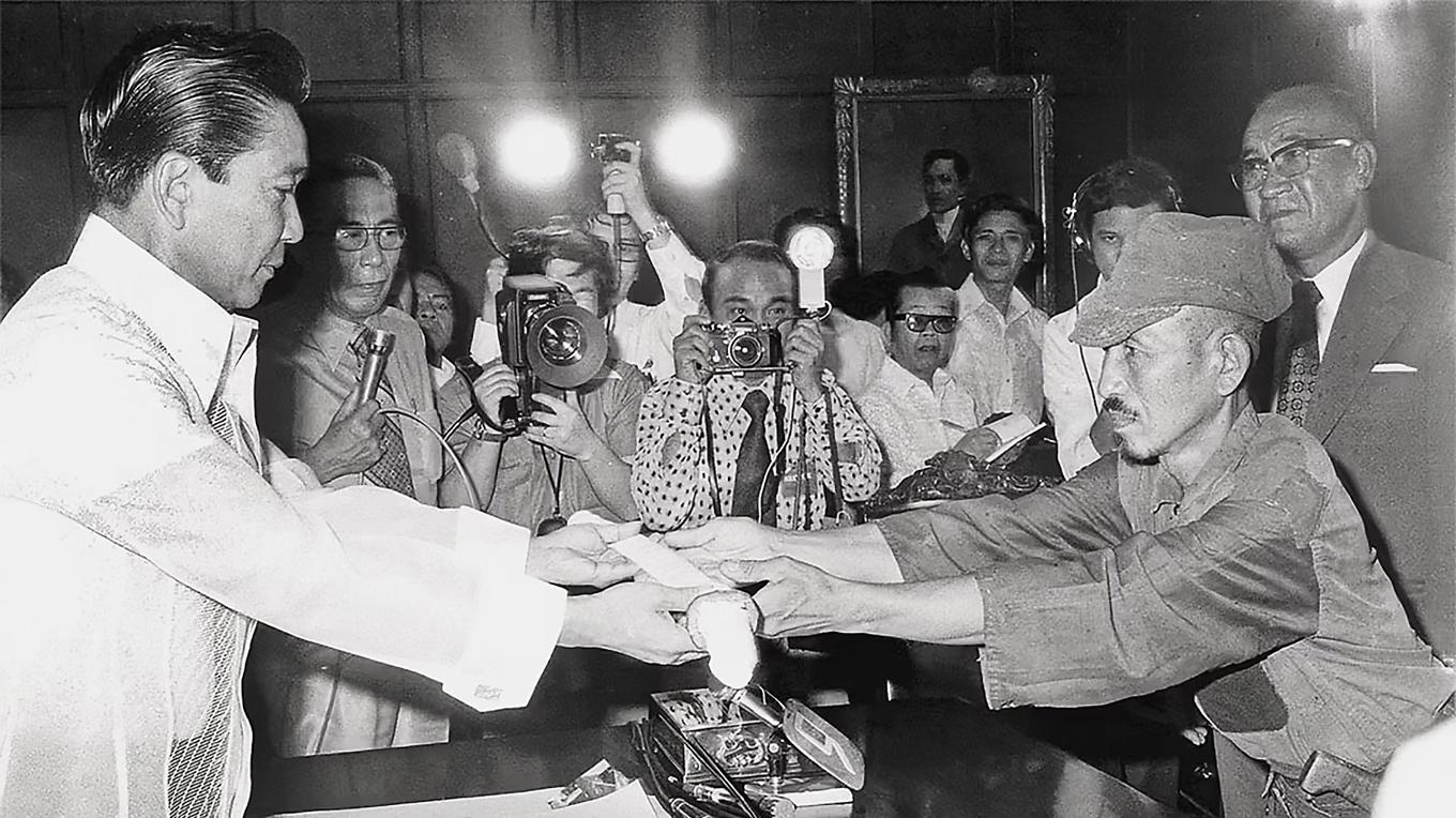 Hiroo Onoda (1922–2014) överräcker sitt svärd som gåva till den filippinske presidenten Ferdinand Marcos. Foto: Jiji Press