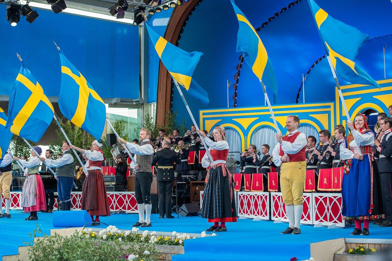 Sverige har inte riktigt samma firande som grannlandet Norge, men nationaldagen har blivit en dag då nationaldräkten åker på och flaggorna tas fram. Här under firandet på Skansen.
Foto: Bengt Nyman