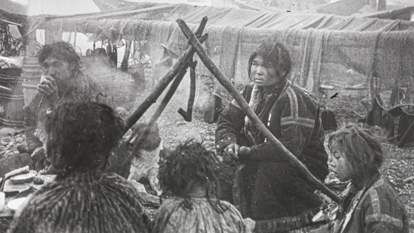 Ket-familj kring sin lägereld vid Jenisejs strand, 1913. Fotografi av Fridtjof Nansen (1861–1930). Foto: Public Domain