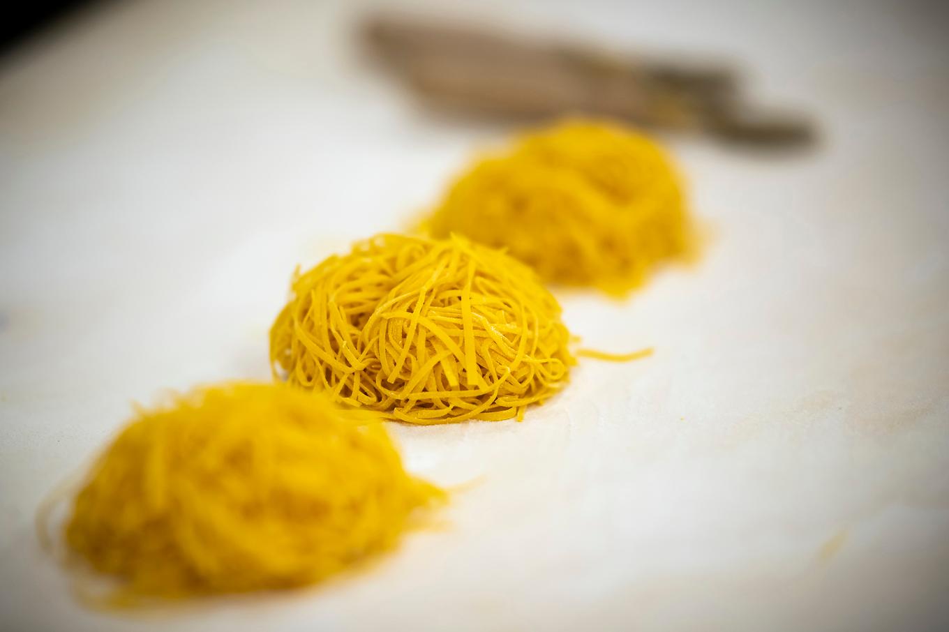 Japanerna lever under större tidspress i dag än för 60 år sedan, och många upplever det som att bröd, pasta och nudlar är enklare att hantera för dem som är stressade. Foto: Giorgio Perottino/Getty Images