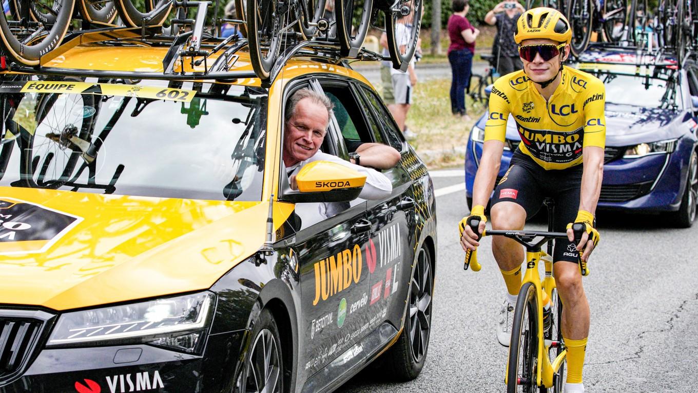 Richard Plugge, en av de drivande krafterna bakom projektet One Cycling, men även general manager i Team Visma–Lease a Bike, ses här tillsammans med sin guldhöna: Jonas Vingegaard. Foto: AP/Daniel Cole