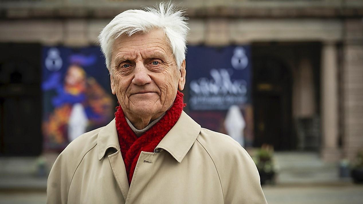 Mats Hallvarsson utanför Kungliga Operan. Han hoppas kunna bidra till att locka både vana och ovana åskådare i alla åldrar. Foto: Roger Sahlström