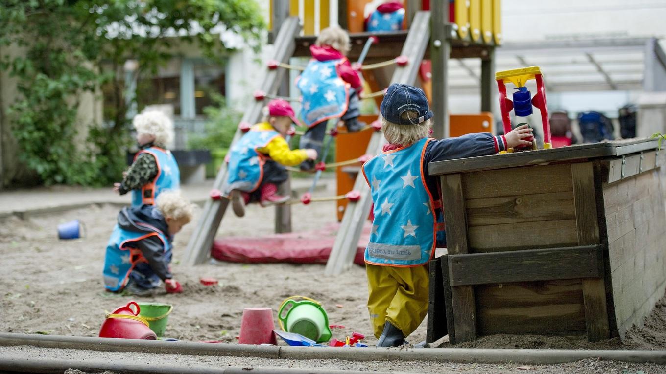 Inom forskningen råder delade meningar om effekterna av utökad skolgång. Foto: Fredrik Sandberg/TT