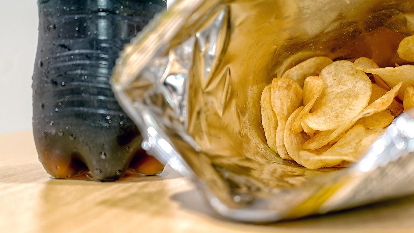 Chips och läsk ger energi, men är fattiga på annan näring. Inom elförsörjning är det inte ovanligt att ”näringsfattiga” lösningar förespråkas. Foto: Shutterstock
