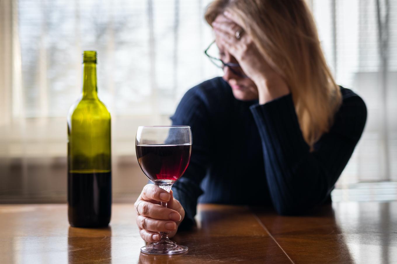 Personer med ett dagligt alkoholberoende är ofta i övrigt väletablerade personer med arbete och en praktiskt fungerande vardag. Samtidigt kan långvarigt alkoholintag leda till allvarliga sjukdomar och social isolering. Foto: Shutterstock