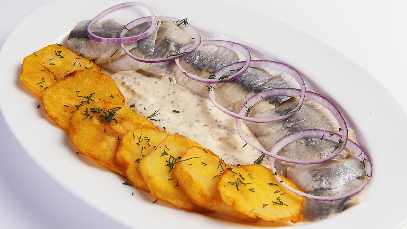 I framtiden kanske jag måste chartra en fiskebåt och ge mig ut och tråla, om jag vill ha min egenhändigt från grunden gjorda sill, skriver kåsören. Foto: Shutterstock