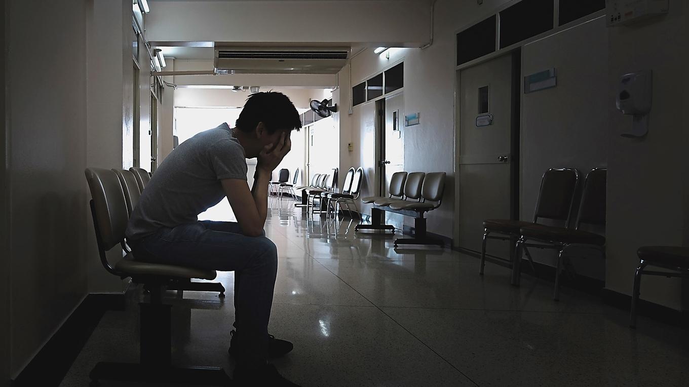 Samtal, inte bara om medicinering, utan om livet, känslor och tankar som ställer till det är nödvändiga även för läkarbedömningar och behövs mycket mer, skriver Barbara Holmberg. Foto: Shutterstock