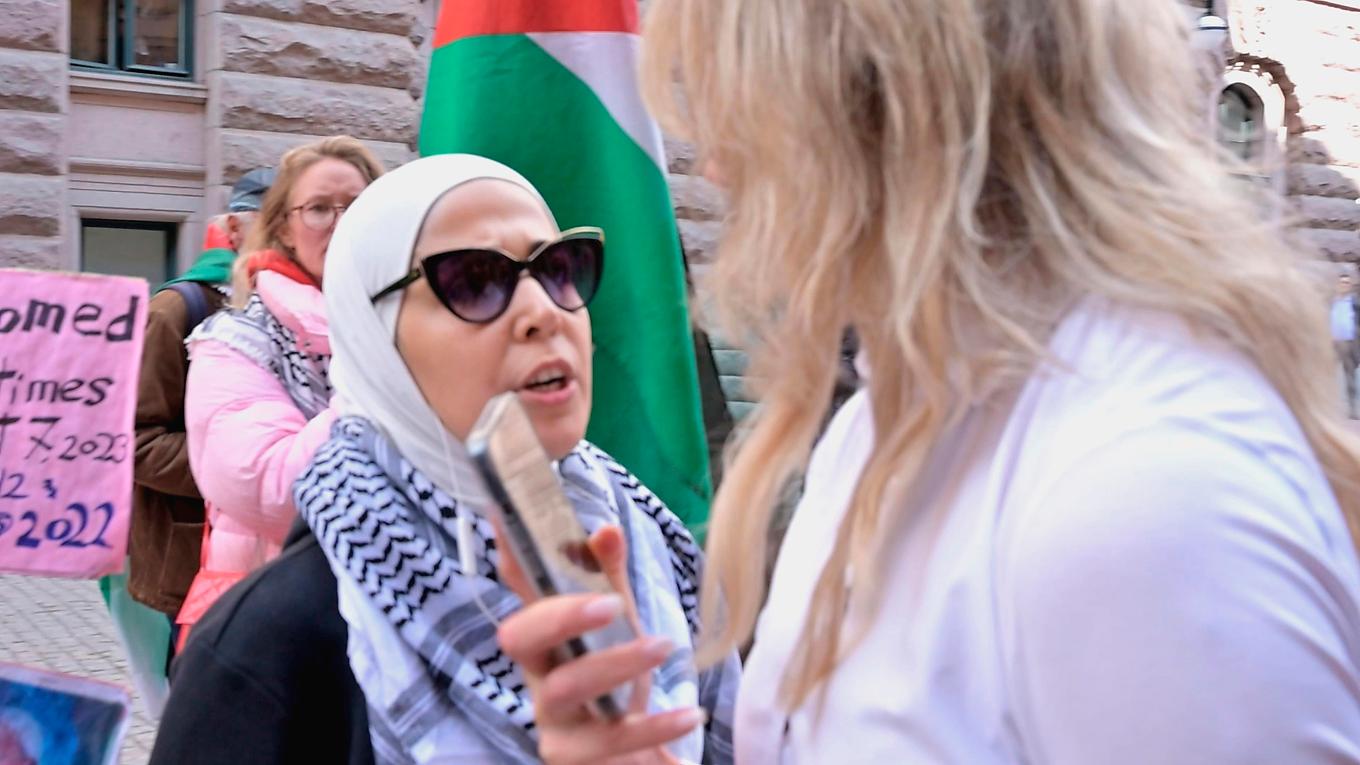 Ett exempel på polarisering och tystnadskultur är när SD:s riksdagspolitiker Jessika Stegrud blev påhoppad av aktivister utanför riksdagen, menar Lotta Gröning. Foto: Roger Sahlström