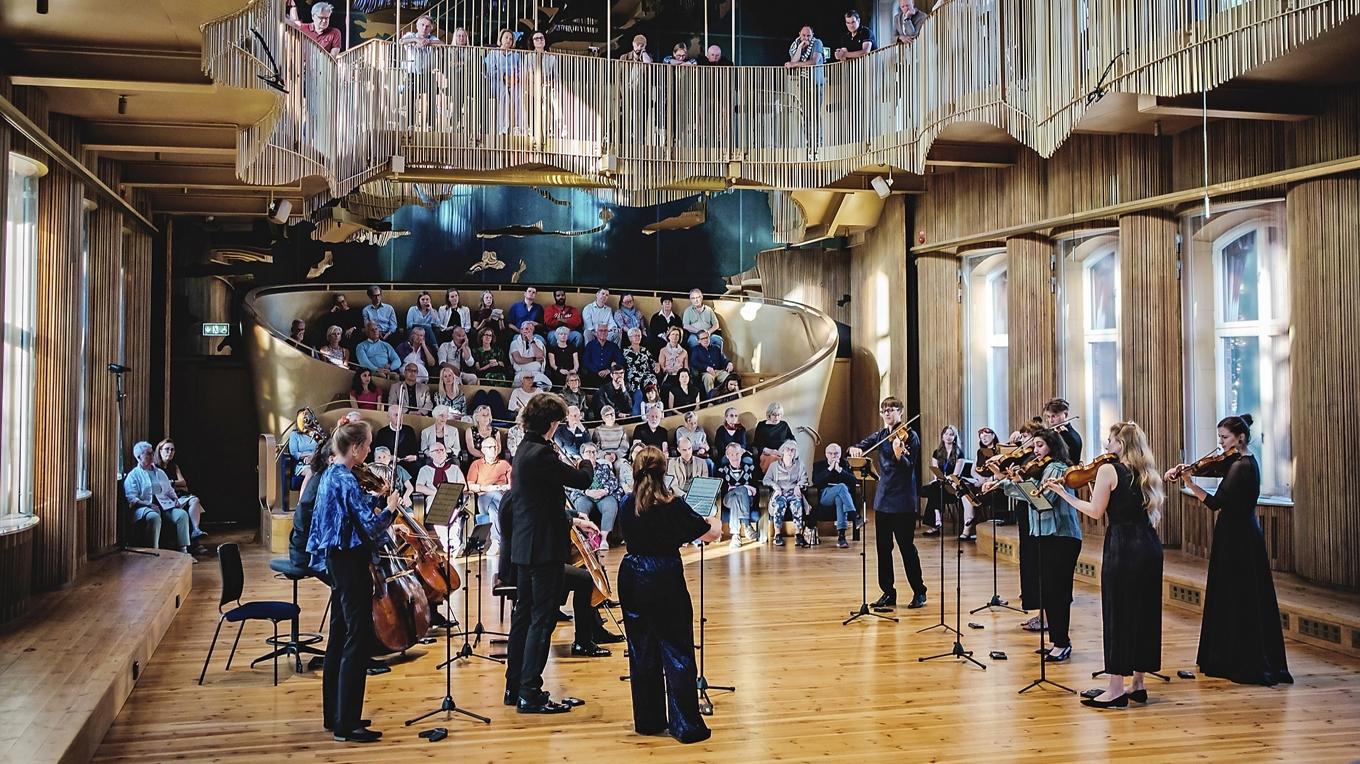 O/Modernt chamber orchestra, under Hugo Ticciati, i Drottning Silvias Konsertsal på musikskolan 
Lilla Akademien.
Foto: Christopher Hästbacka