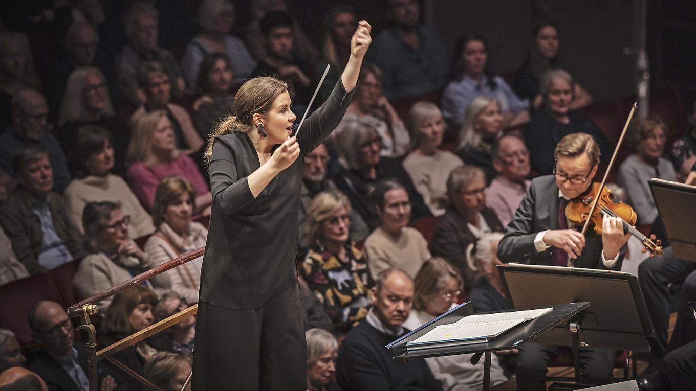 Det var med påfallande entusiasm som Emilia Hoving ledde Kungliga Filharmonikerna i Sibelius tredje symfoni i C-dur.
Foto: Nadja Sjöström