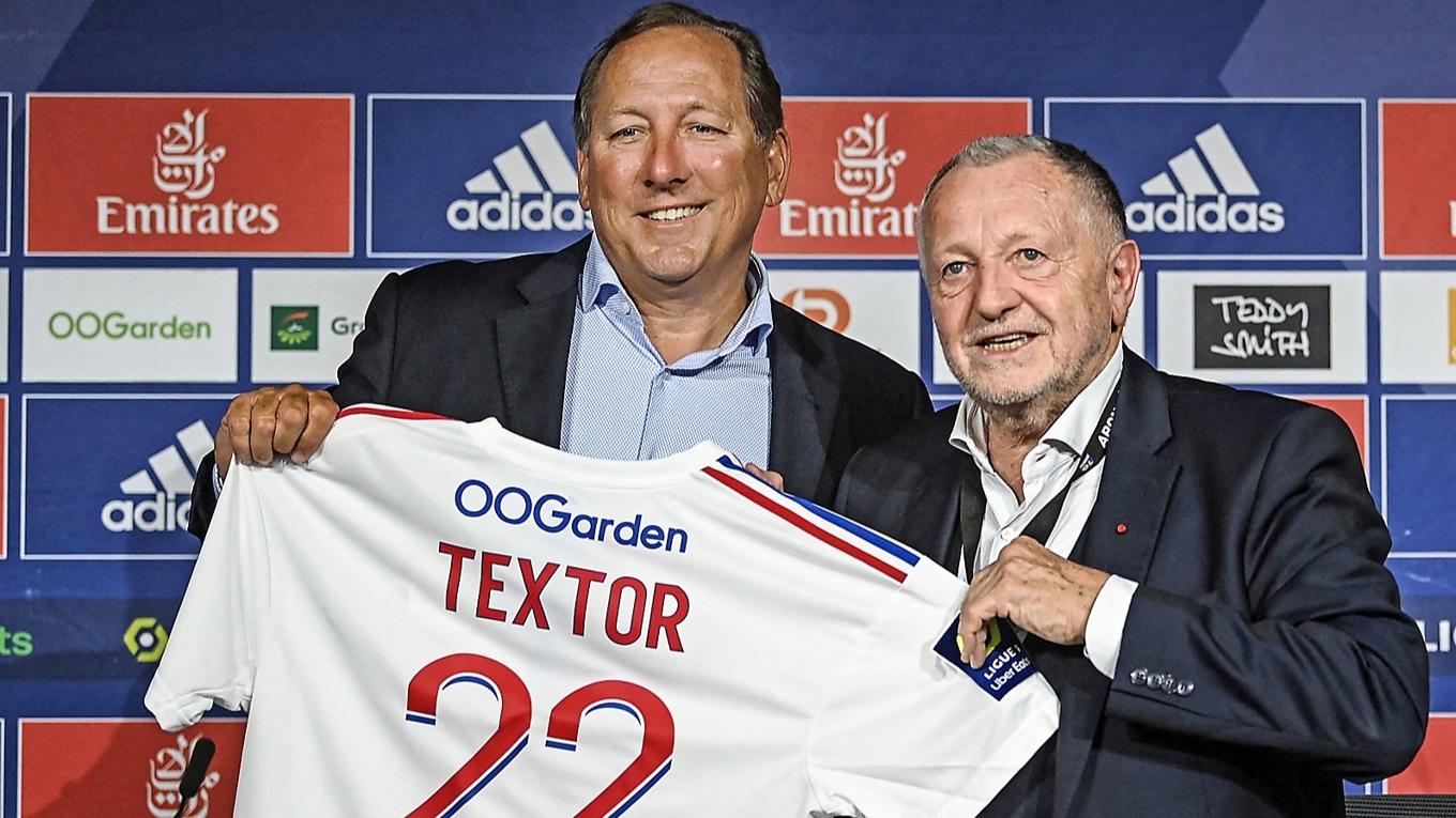 Olympique Lyonnais hövdingar John Textor och Jean-Michel Aulas när ägarskiftet tillkännagavs 2022. Textor har nu drivit klubben nära randen av konkurs. Foto: Olivier Chassignole/Getty Images