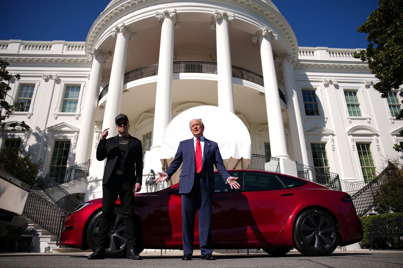 Donald Trump med Elon Musk bredvid en Tesla vid Vita huset den 11 mars. Trump och en annan Tesla har en lång historia visar det sig. Foto: Andrew Harnik/Getty Images