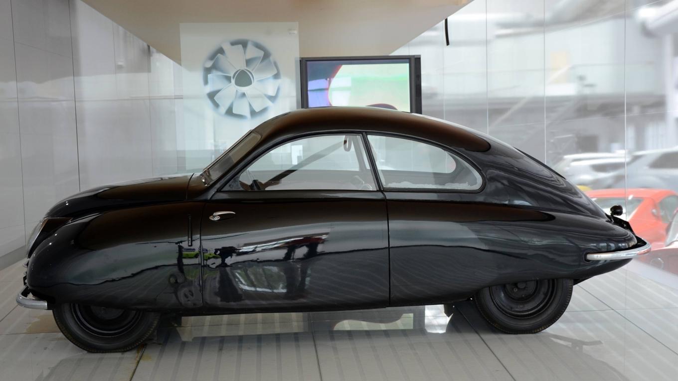 Den första Saab-prototypen, modell 92001, finns att beskåda på Saabmuseet i Trollhättan. Flyginfluenserna är tydliga. Foto: Hans Bengtsson