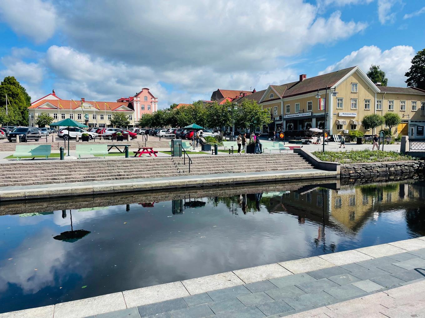 Åsa Eklöf rekommenderar alla att slå sig ner på en parkbänk, eller på stentrappan ner mot Lillån, och ta in atmosfären. Vy från Lilla torget mot Stora torget, med sina äldre träbyggnader. Foto: Åsa Eklöf