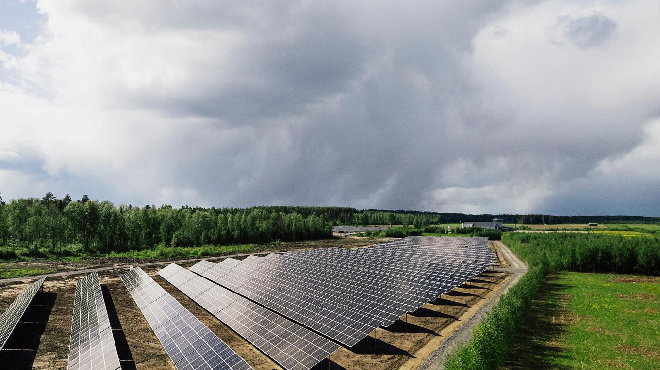 Finska Ilmatar får bygga en 450 hektar stor solcellspark på skogsmark utanför Halmstad. Bild från Ilmatars anläggning i Jorois i Finland. Foto: Ilmatar