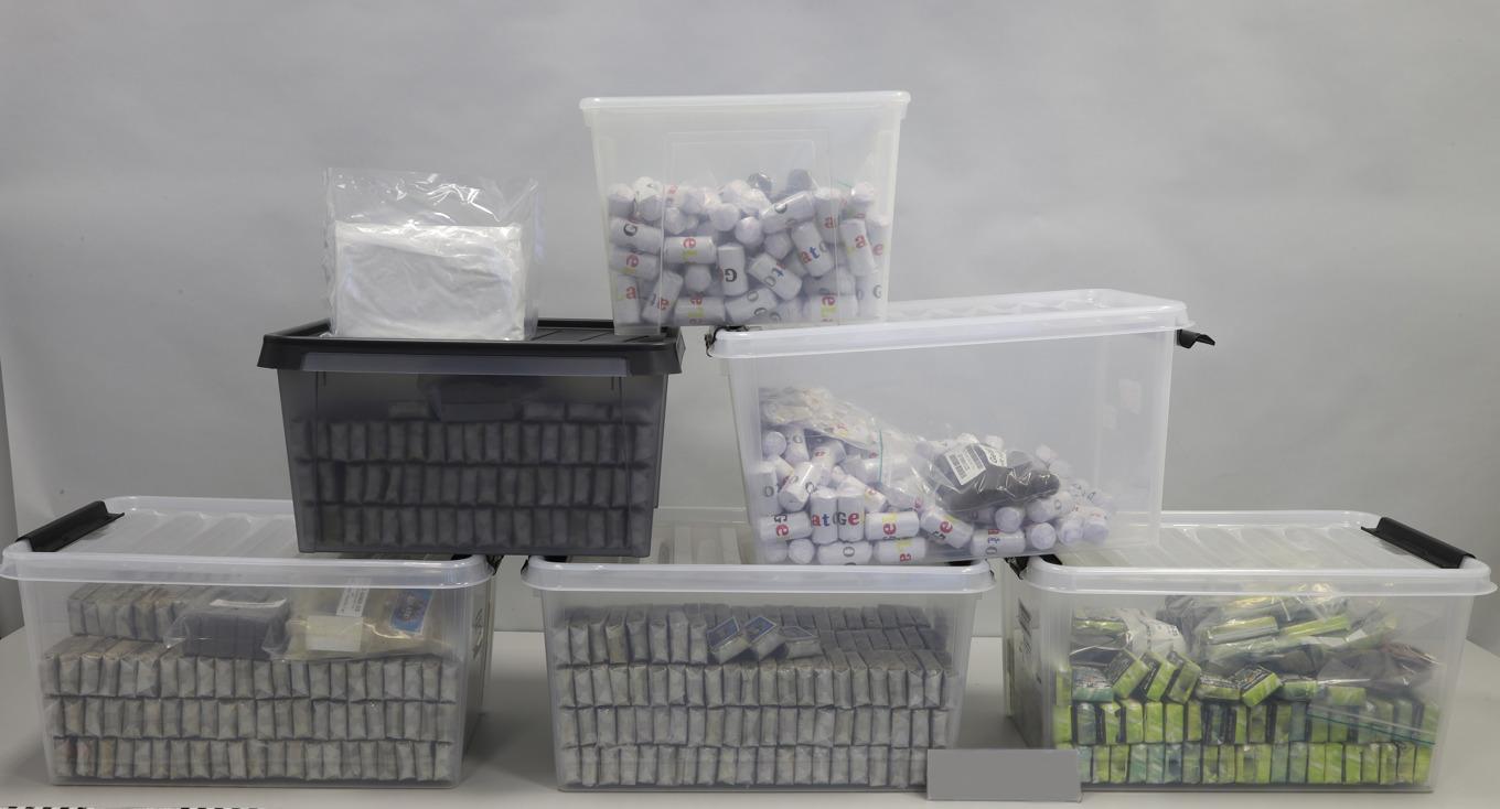 I två lönnutrymmen i en bil hittades 90 kilo cannabisharts och ett kilo kokain. Foto: Tullverket