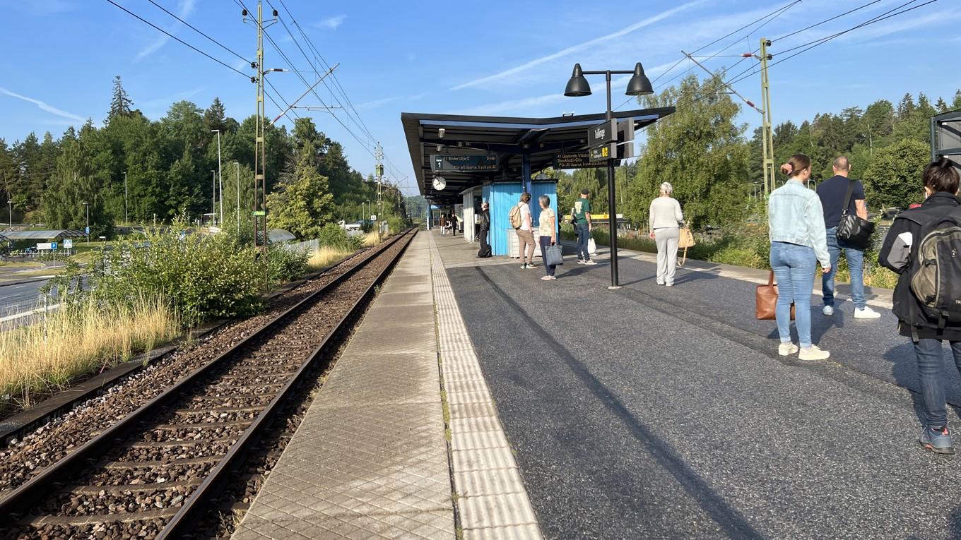 Att springa över järnvägsspåren där det är förbjudet är förenat med livsfara och leder dessutom till kraftiga förseningar i tågtrafiken. Trafikverket konstaterar att det är ett växande problem. Foto: Sofia Drevemo