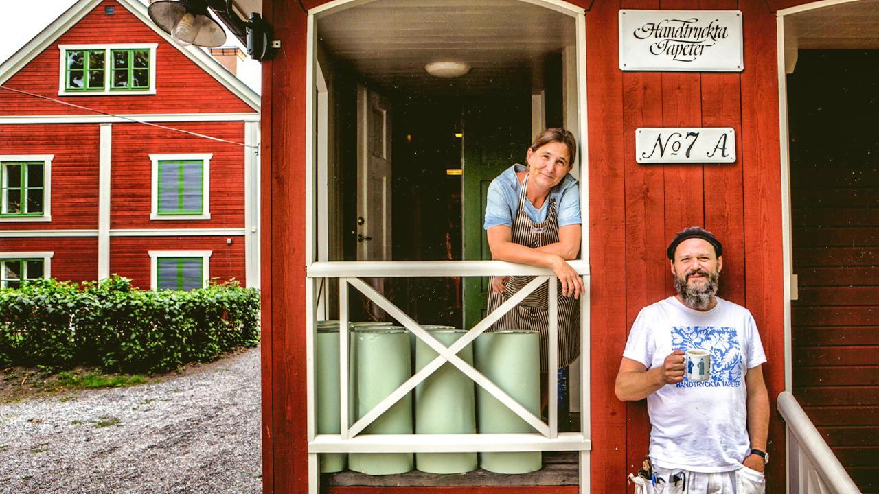 Handtryckta Tapeter Långholmen är ett litet tapetmakeri på Långholmen i Stockholm, drivet av hantverkarna Sara Lundström och Mats Qwarfordt. Foto: Fondo Fond