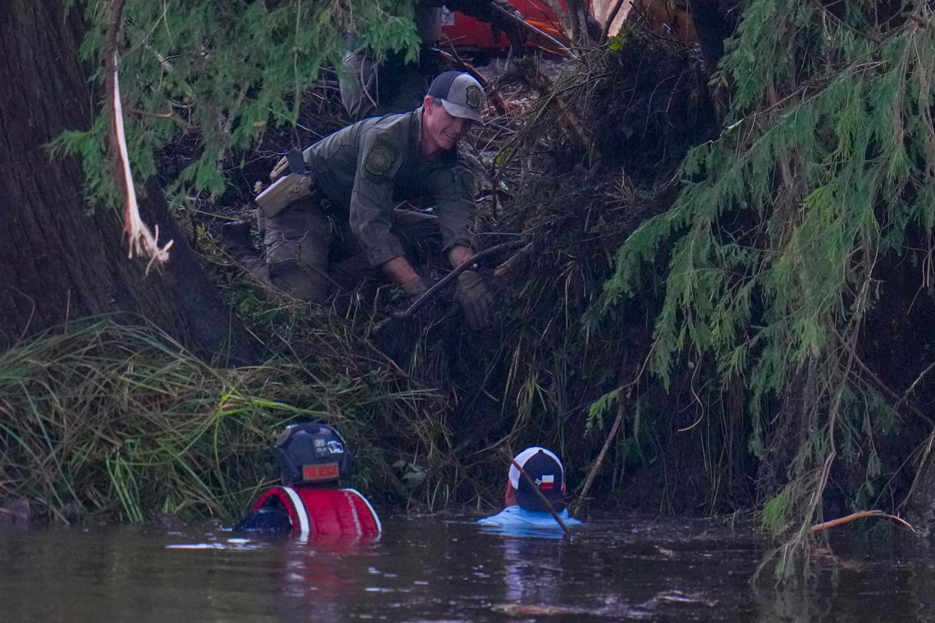 Sökandet efter försvunna fortsätter i Texas. Foto: Julio Cortez/AP/TT