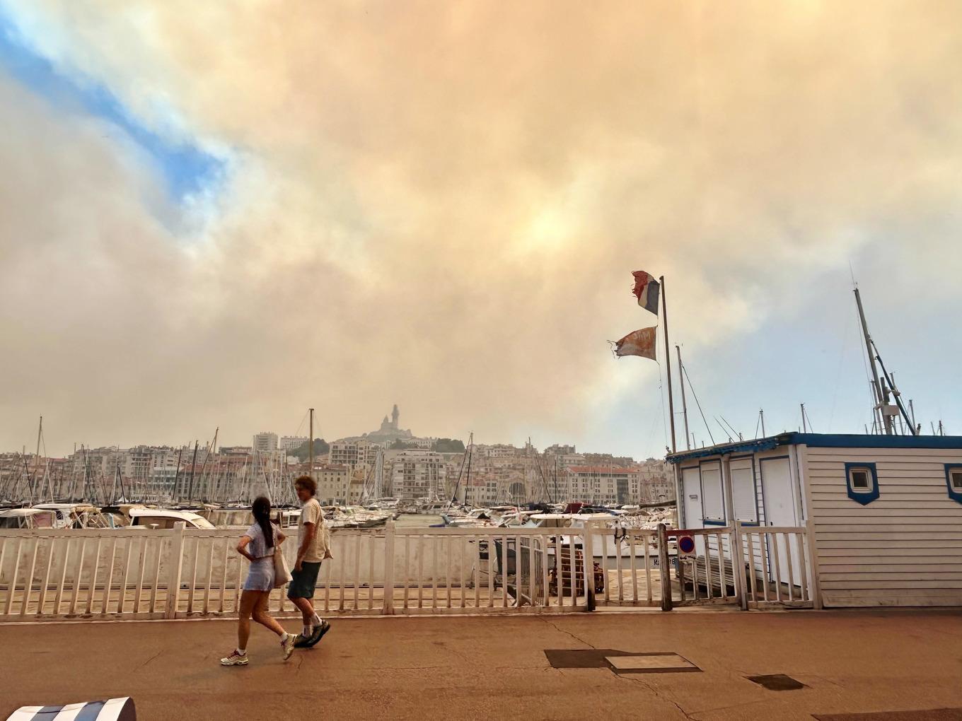 Rök stiger över hamnen i Marseille efter att en bilbrand spridit sig runt staden. Foto: Elin Swedenmark/TT