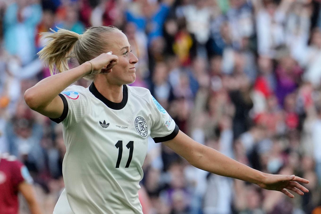 Lea Schüller får fira när hon gör Tysklands ledningsmål. Foto: Martin Meissner/AP/TT