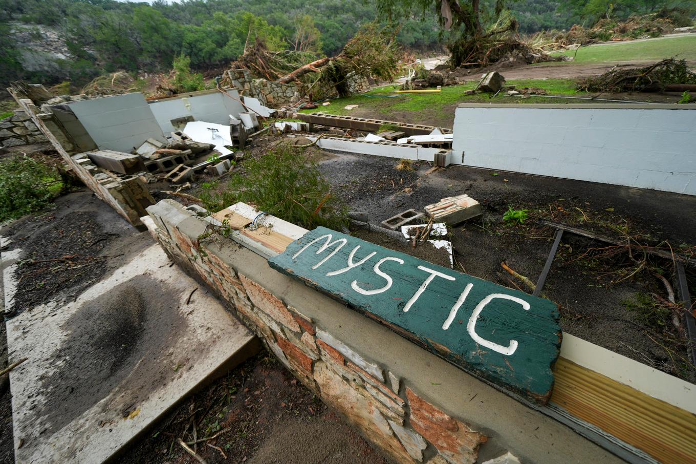 Förödelsen är stor efter flodvågen som drabbade det kristna sommarlägret Camp Mystic i Texas i helgen. Bilden är tagen i lördags. Foto: Julio Cortez/AP/TT