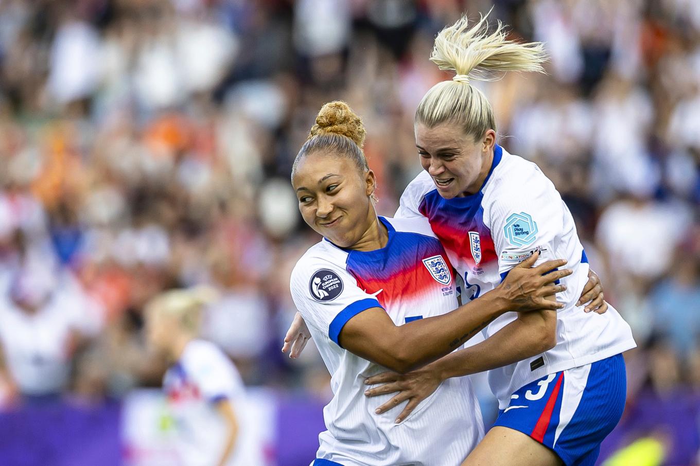 Lauren James och Alessia Russo firar ett av alla målen i Englands storseger mot Nederländerna i onsdagens EM-match i Zürich. Foto: Michael Buholzer/AP/TT