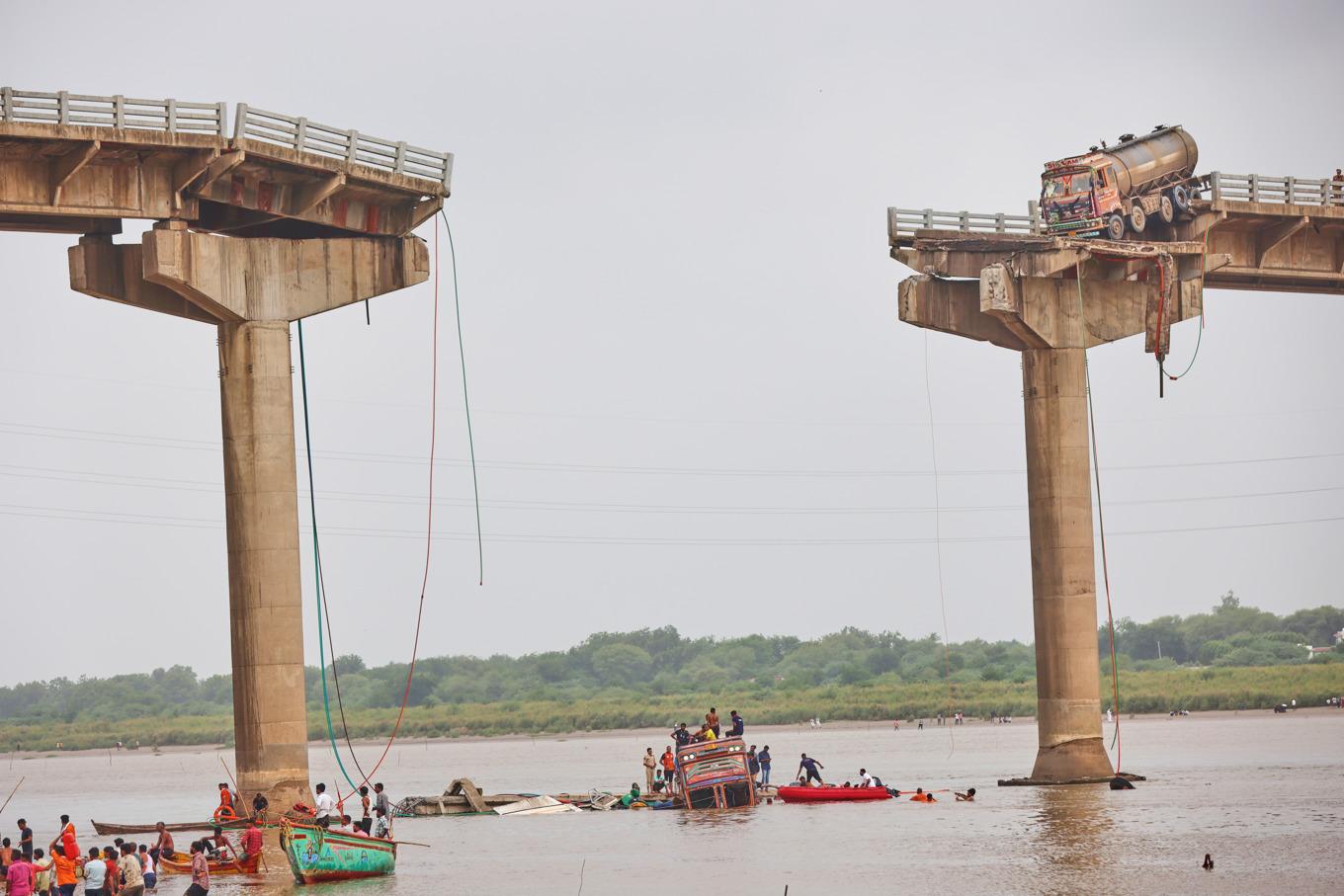 Minst nio personer har omkommit efter en brokollaps i Indien. Foto: AP/TT