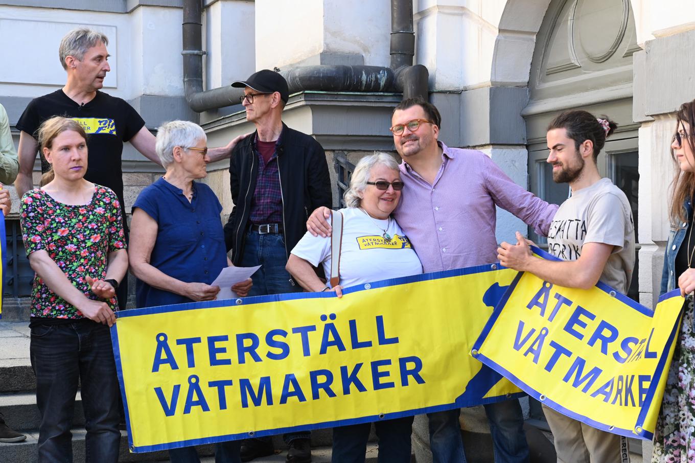 Återställ Våtmarker firar efter att Högsta domstolen meddelat sin frikännande dom om sabotage. Foto: Anna Hållams/TT