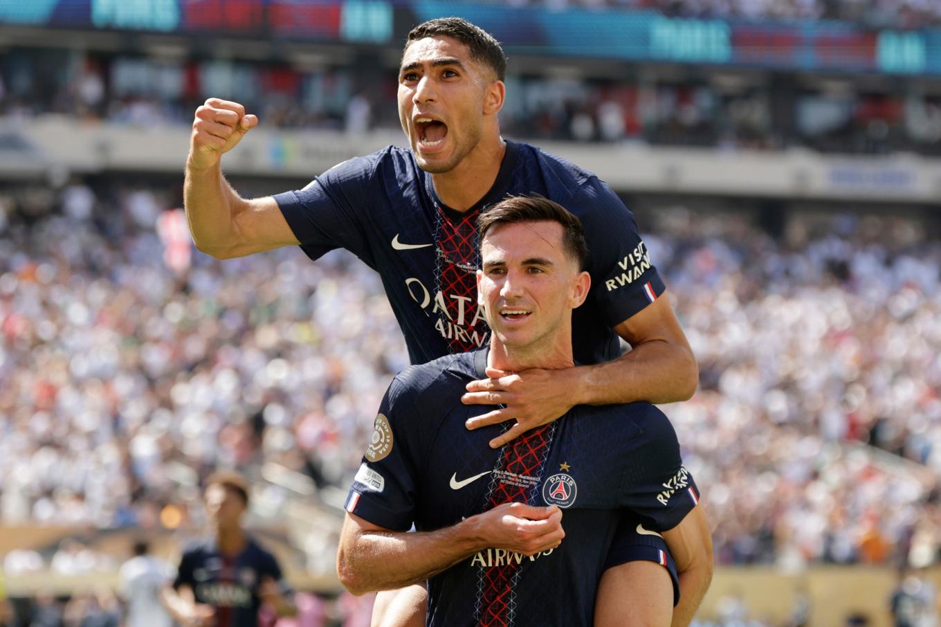 Paris Saint-Germains tvåmålsskytt Fabián Ruiz, nederst, kunde jubla tillsammans med högerbacken Achraf Hakimi efter 3–0-målet. Foto: Adam Hunger/AP/TT