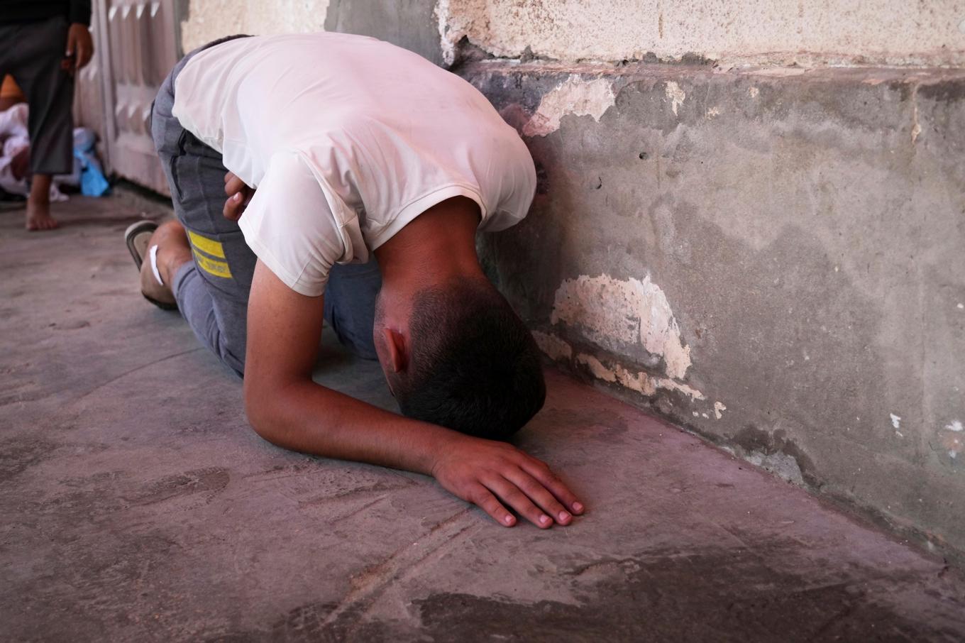 En pojke gråter på det sjukhus i centrala Gaza som träffats i en israelisk flygattack. Foto: Abdel Kareem Hana/AP/TT
