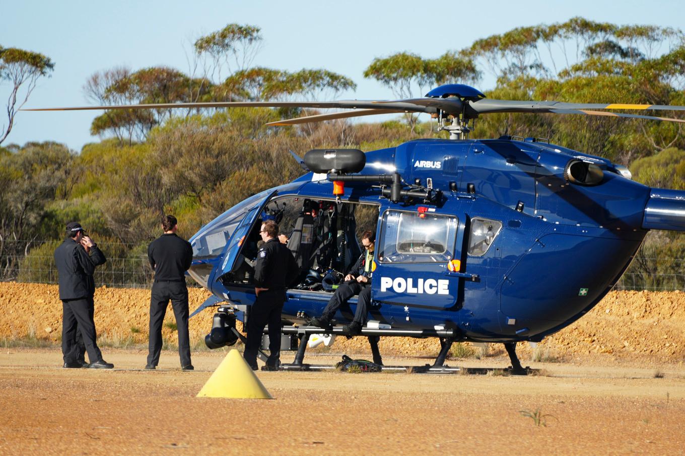 En polishelikopter som deltagit i sökandet efter en försvunnen tysk turist i västra Australiens vildmark. Foto: ABC News via AP/TT