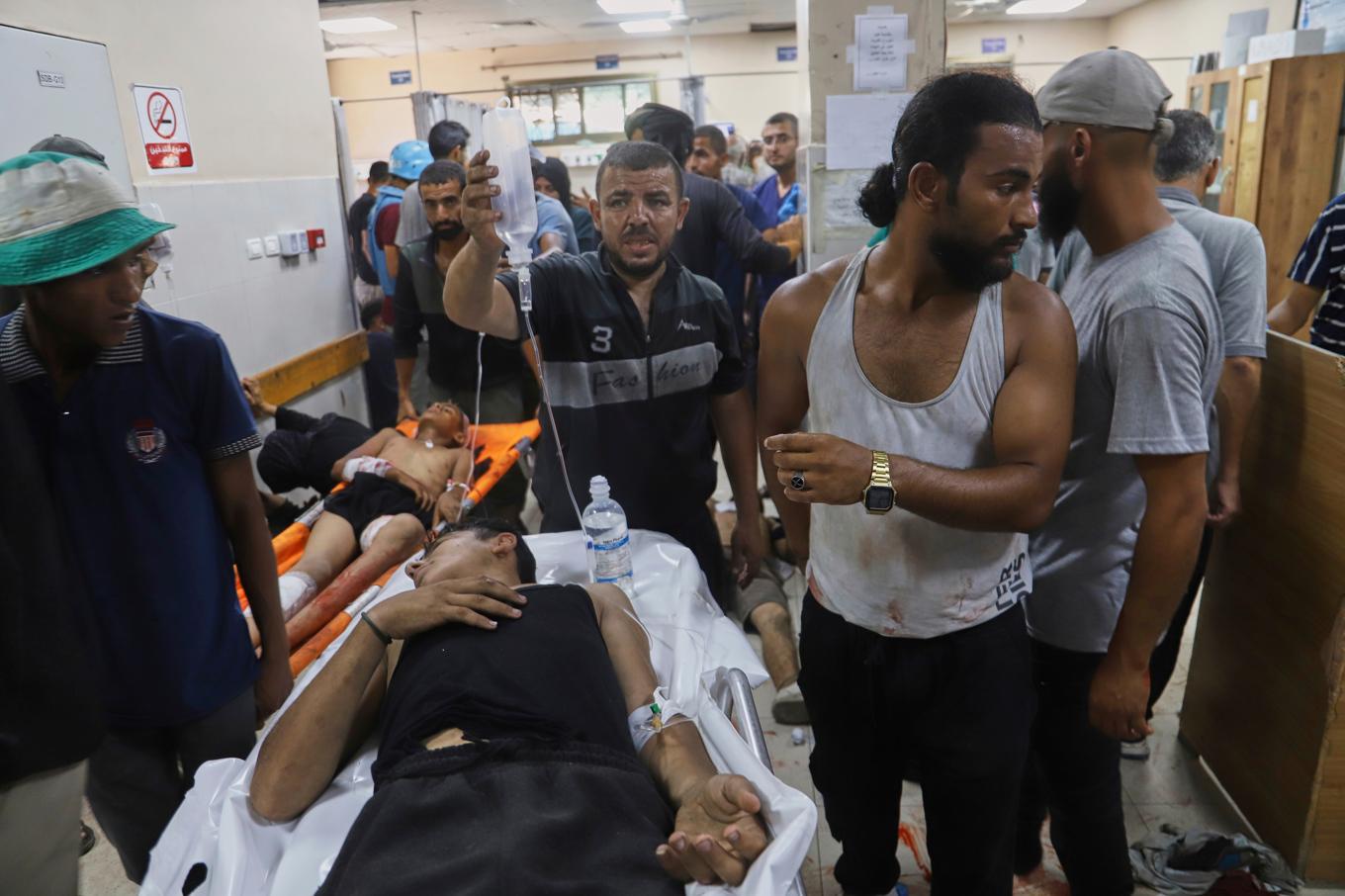 Palestinier som skadats i samband med en matutdelning i södra Gaza får vård på Nassersjukhuset i Khan Yunis i slutet av juni. Foto: Mariam Dagga/AP/TT