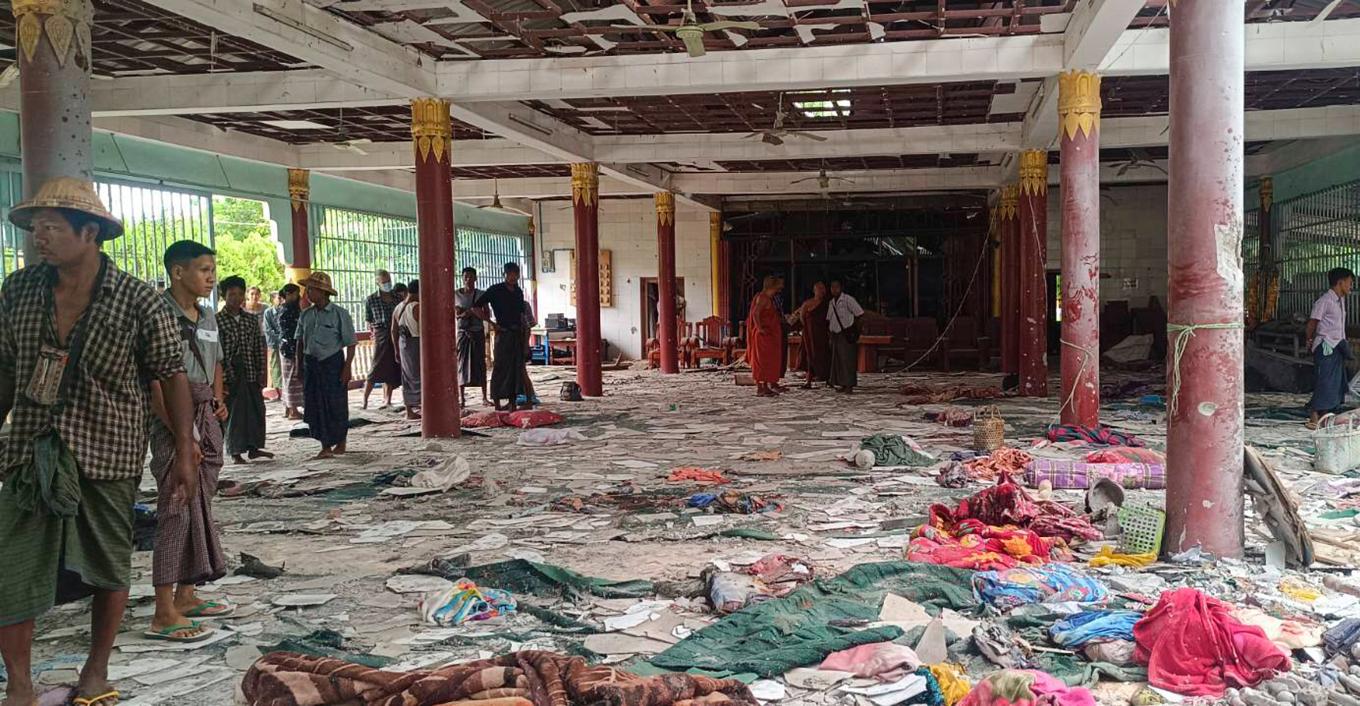 Buddistmunkar och ortsbor letar igenom förstörelsen i klostret efter bombattacken i Lin Ta Lu, Myanmar. Foto: UGC via AP/TT