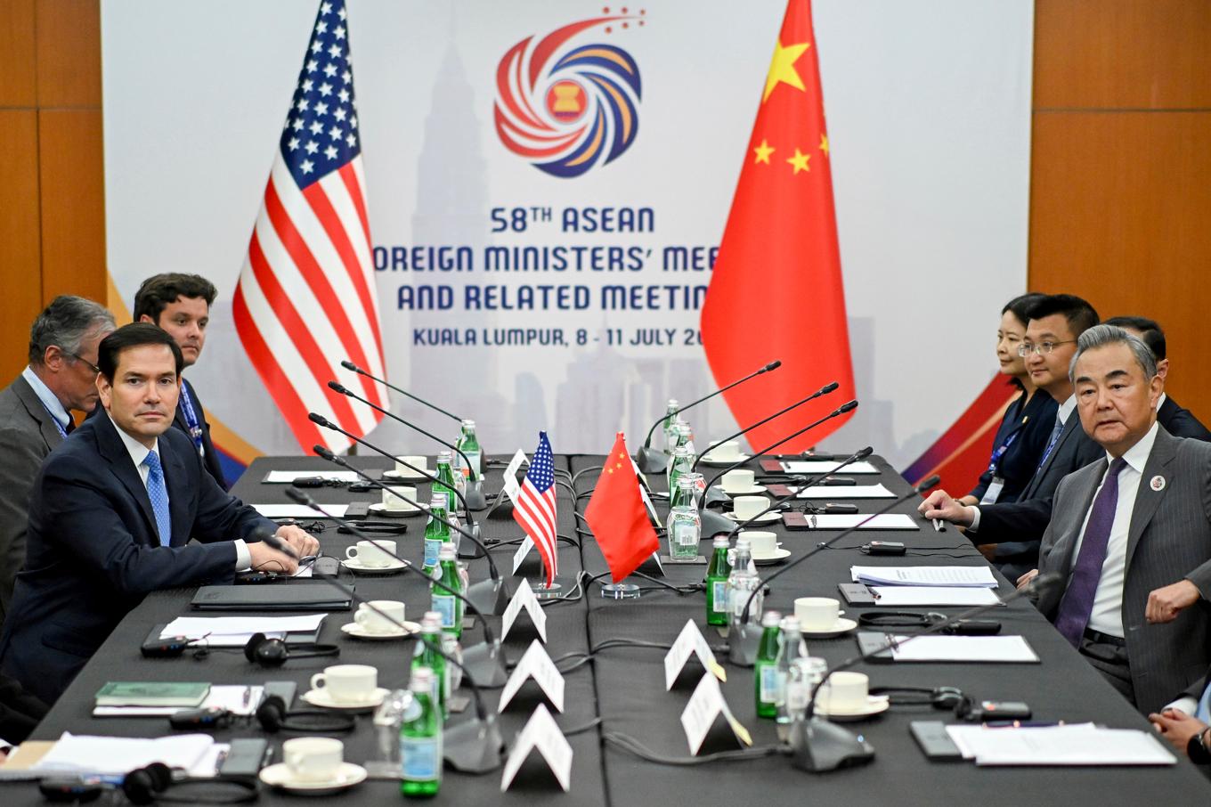 USA:s utrikesminister Marco Rubio, till vänster och Kinas dito Wang Yi, till höger. Foto: Mandel Ngan/AP/TT