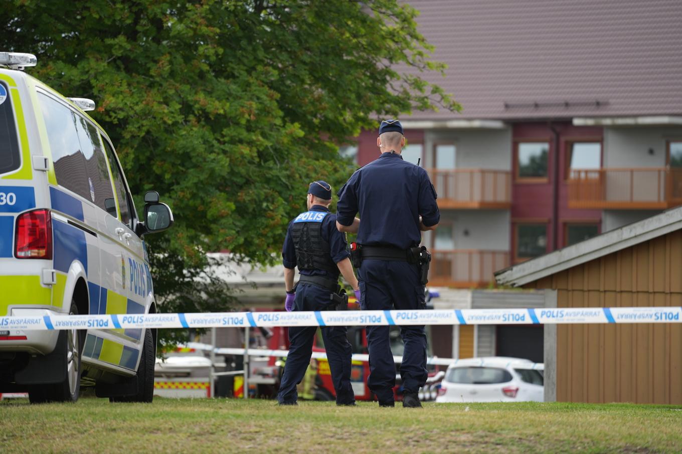 Polis på plats efter att en man blivit skjuten i Alvesta på fredagen. Foto:  Carl Carlert/TT