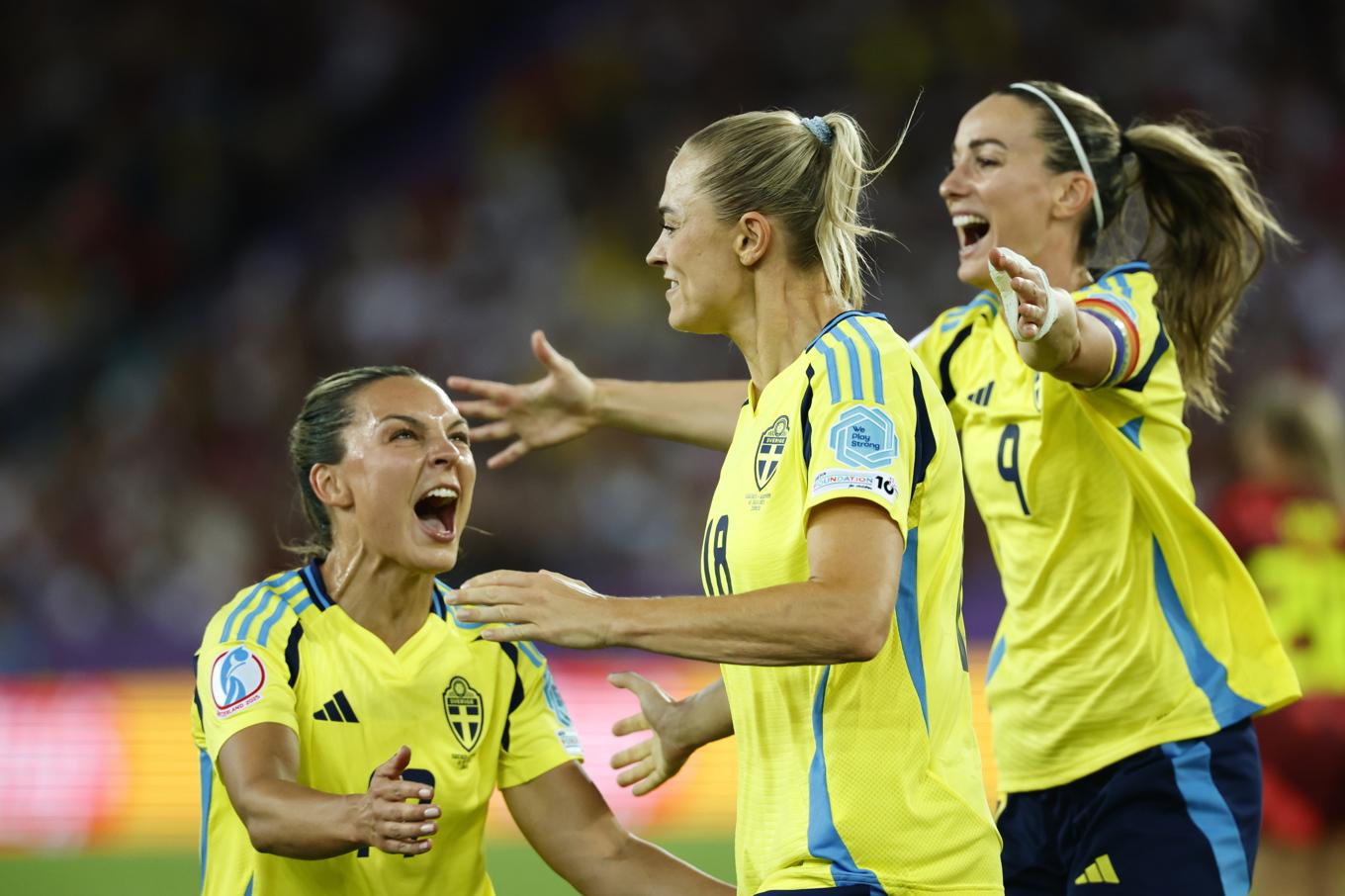Svenskt jubel efter att Fridolina Rolfö, i mitten, satt 3–1 på straff i lördagens gruppfinal mot Tyskland. Foto: Adam Ihse/TT