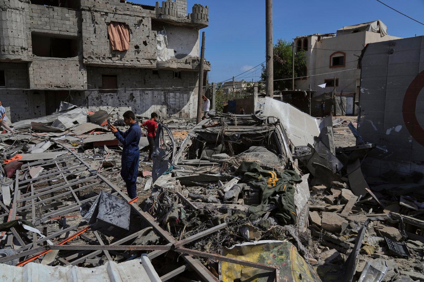 Rester av en bensinstation som träffades i en israelisk flygattack på lördagen i Deir al-Balah i centrala Gaza. Foto: Abdel Kareem Hana/AP/TT