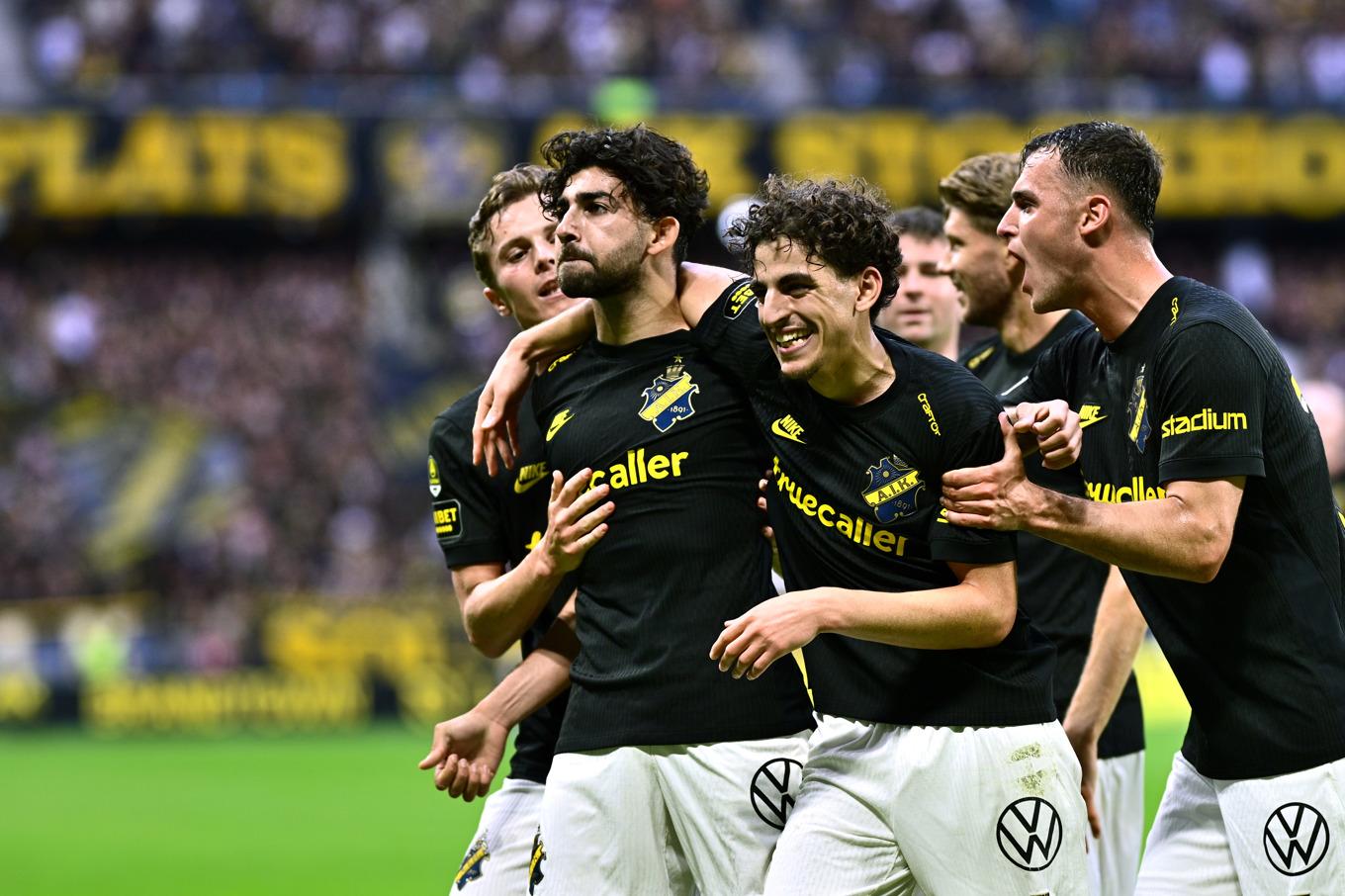 AIK jublar efter ett mål i matchen mellan AIK och Degerfors på Strawberry Arena. Foto: Magnus Lejhall/TT